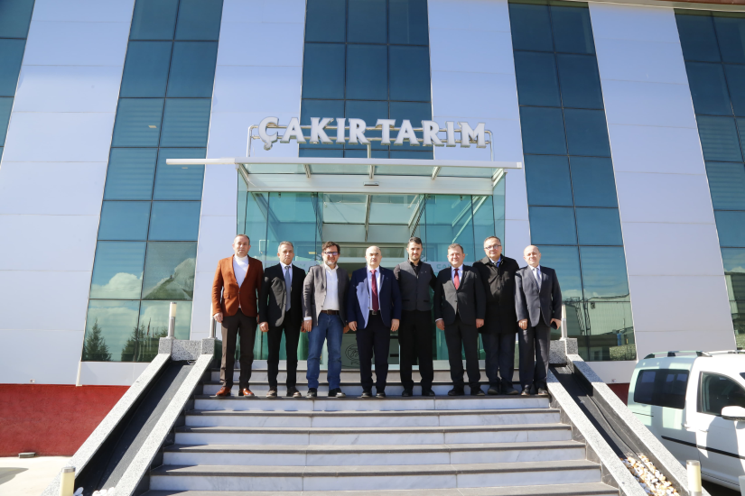 Yönetim Kurulu Başkanımız Çetin Başaranhıncal, Valimiz Sayın Doç. Dr. Zülkif Dağlı ve beraberindeki heyet ile, OSB’de faaliyet gösteren Çakır Tarım firmasını ziyaret etti.