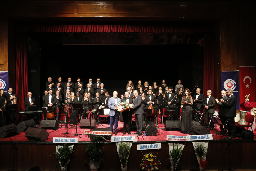 Çorum Ticaret ve Sanayi Odası'nın organize ettiği Türk Sanat Müziği konseri düzenledi. Şef Ecz. Enver Leblebicioğlu yönetimindeki Türk Sanat Müziği Topluluğu, muhteşem bir performans sergileyerek Devlet Tiyatro Salonu'nda seyircilere unutulmaz bir akşam yaşattı.