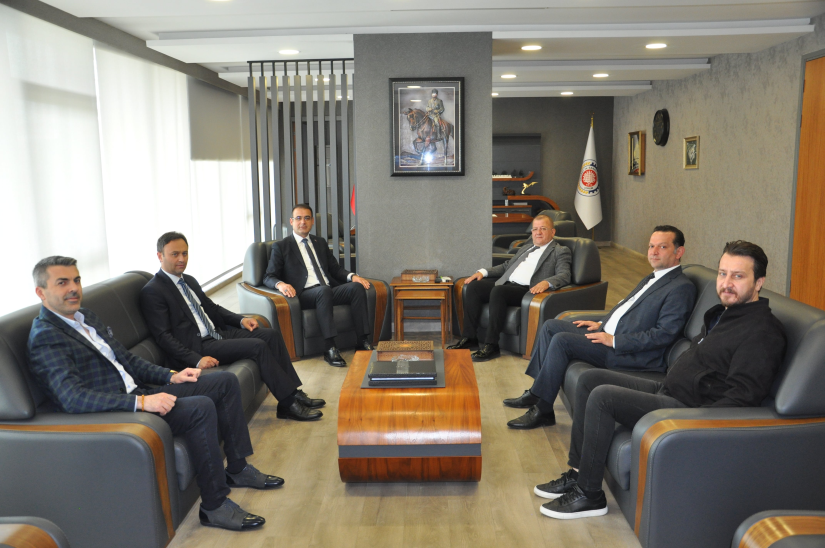 Çorum Sosyal Güvenlik Kurumu İl Müdürü Ömer Tök ile Müdür Yardımcıları Mustafa Göncü ve Şenol Eker, Sosyal Güvenlik Haftası nedeniyle, Yönetim Kurulu Başkanımız Çetin Başaranhıncal’ı ziyaret ettiler.