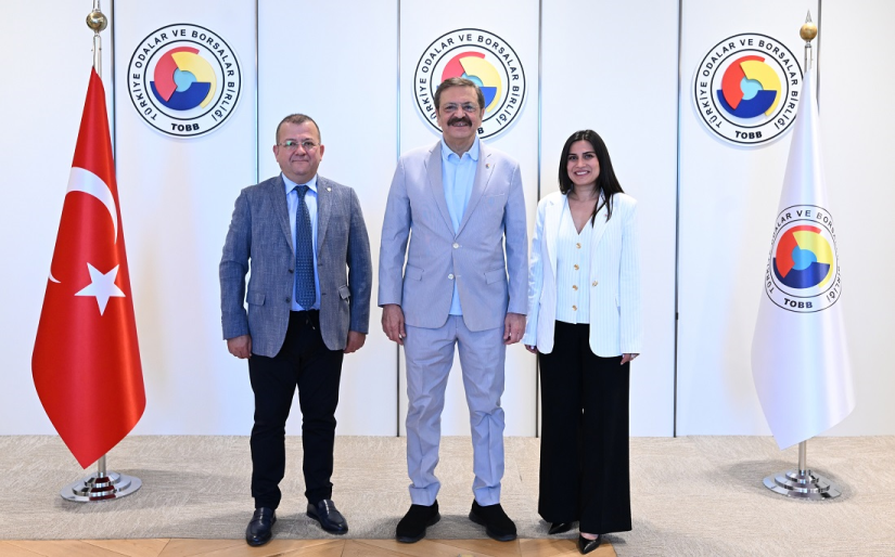 Yönetim Kurulu Başkanımız Çetin Başaranhıncal ve TOBB Çorum Kadın Girişimciler Kurulu Başkanı Zeynep Yarımca, TOBB Başkanımız Sayın M. Rifat Hisarcıklıoğlu’nu makamında ziyaret ettiler.