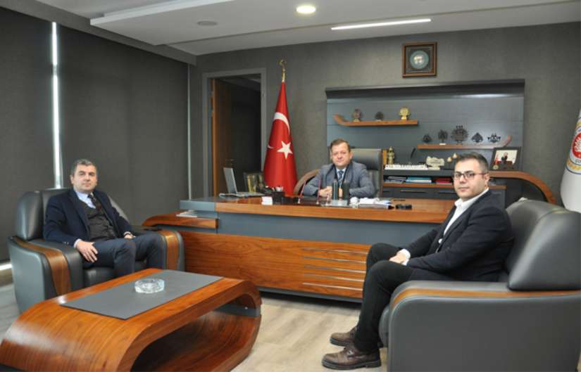 Vakıfbank Çorum Şube Müdürü Mustafa Özgenç ve Kobi Portföy Yöneticisi Mustafa Kalkan,Yönetim Kurulu Başkanımız Çetin Başaranhıncal'ı ziyaret ettiler.