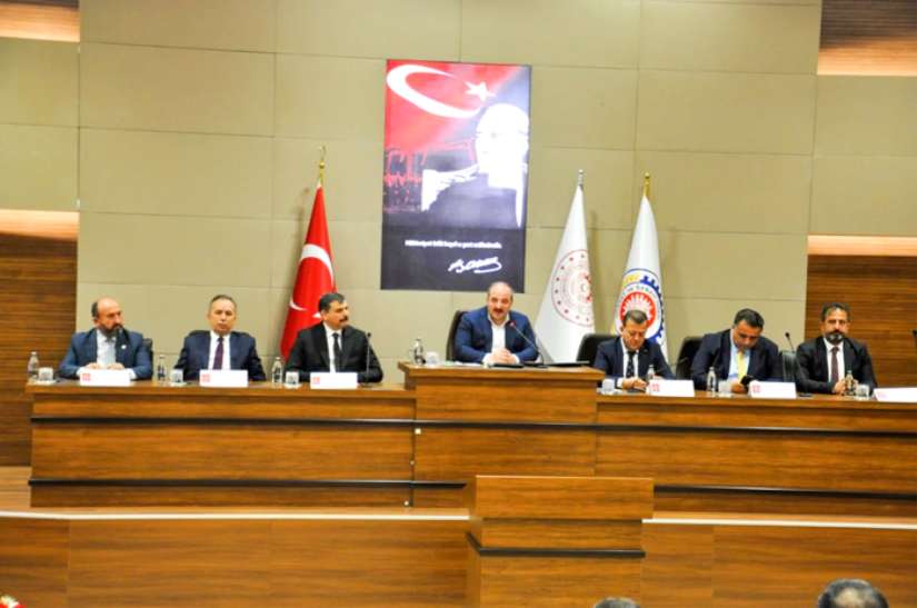 Sanayi ve Teknoloji Bakanımız Sayın Mustafa Varank, Odamız Meclis Salonu’nda, İş insanlarımız ile bir araya gelerek istişare toplantısı gerçekleştirdi.