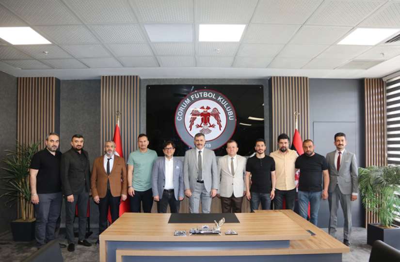 Yönetim Kurulu Başkanımız Çetin Başaranhıncal, Sayın Valimiz Mustafa Çiftçi ve ÇOSİAD Başkanı Bülent Demirci ile birlikte, 1 Mayıs 2022 Pazar günü deplasmanda oynanacak olan Adıyaman maçı öncesinde Çorum Futbol Kulübü'nü ziyaret ettiler.