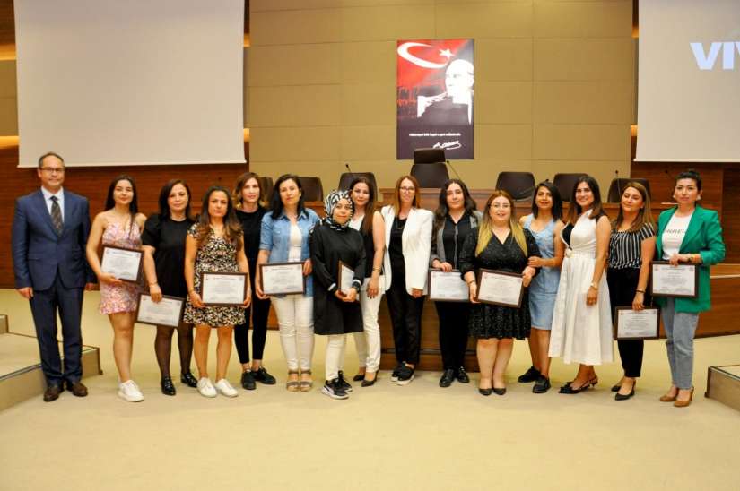 Odamız ve TOBB İl Kadın Girişimciler Kurulu tarafından Hitit Üniversitesi HİTİTSEM'de gerçekleştirilen Ön Muhasebe Eğitimi'nde muhasebe eğitimini tamamlayan kursiyerlerimizin eğitim sertifikaları takdim edildi.