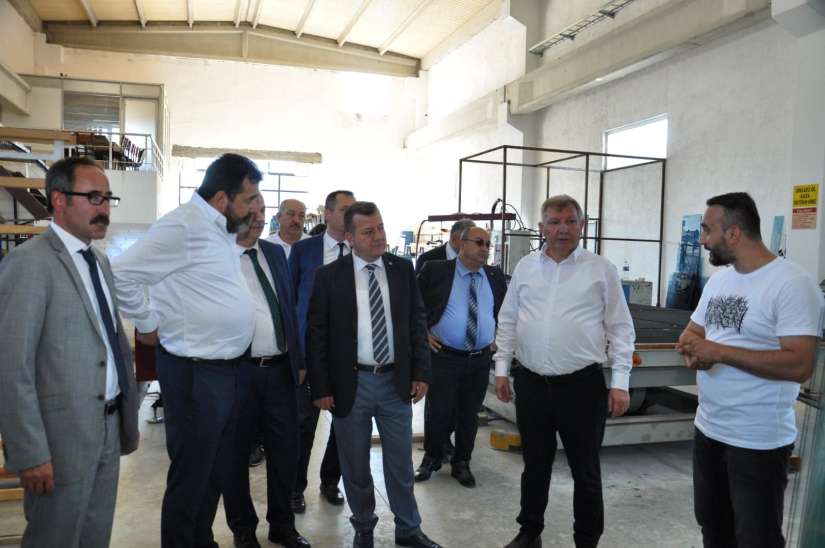 Yönetim Kurulu Başkanımız Çetin Başaranhıncal ve Yönetim Kurulu Üyelerimiz, Metin ve Ferhat Temizkan'ın sahibi olduğu Osmancık Cam Fabrikası'nı ziyaret ettiler.