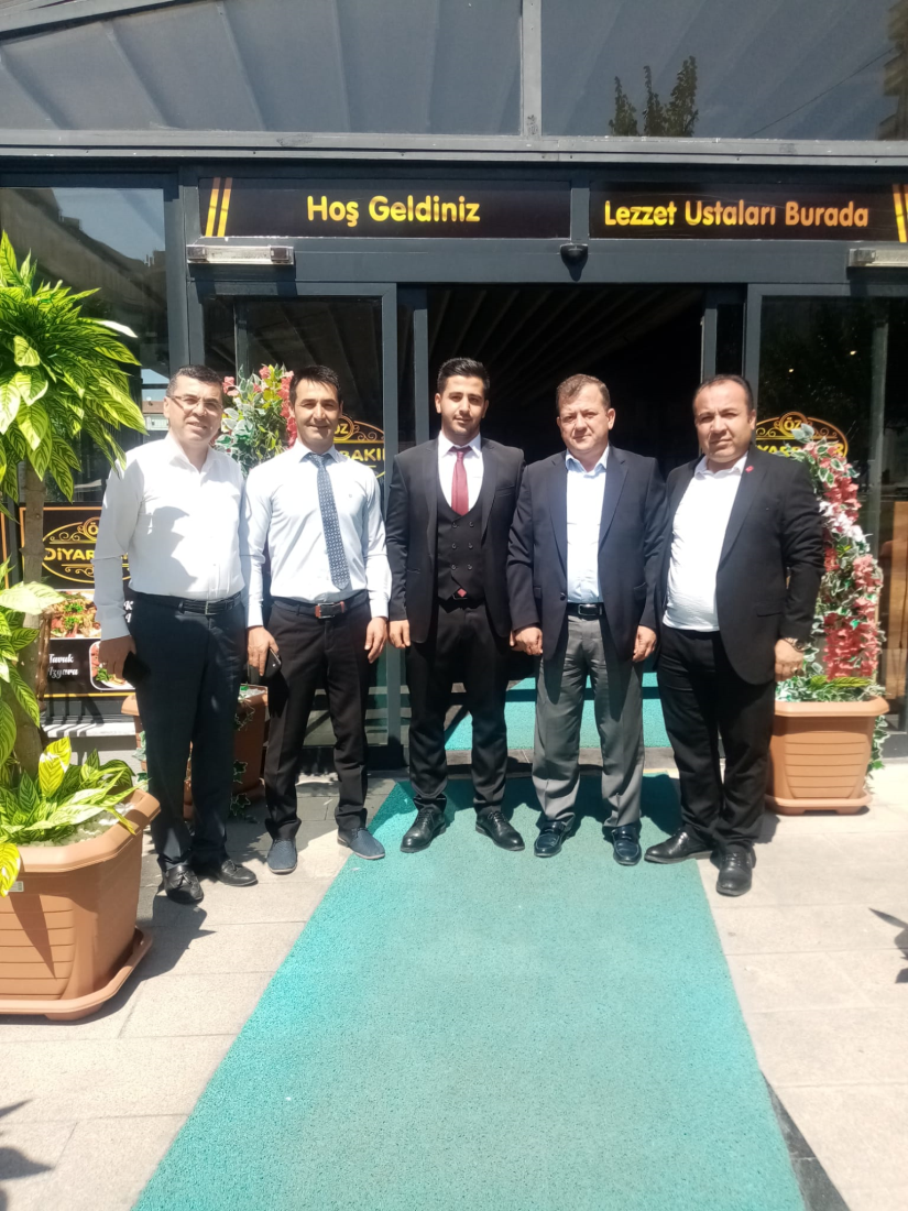 Öz Diyarbakır Sofrası işletme sahipleri Burhan Balcı,Jiyan Altın ve İşletme Müdürü Dursun Ünalan'a,Yönetim Kurulu Başkanımız Çetin Başaranhıncal ve Yönetim Kurulu Üyelerimiz ile hayırlı olsun ziyaretinde bulunduk.